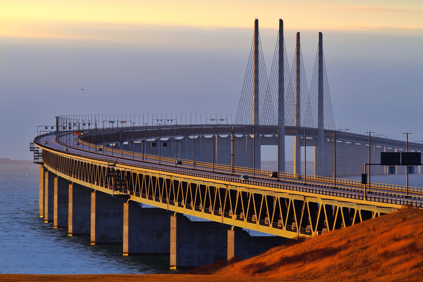 Øresundsbroens konstruktion set fra siden over havet.